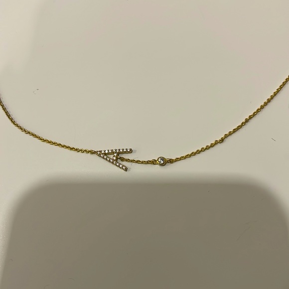 A necklace - Picture 2 of 2